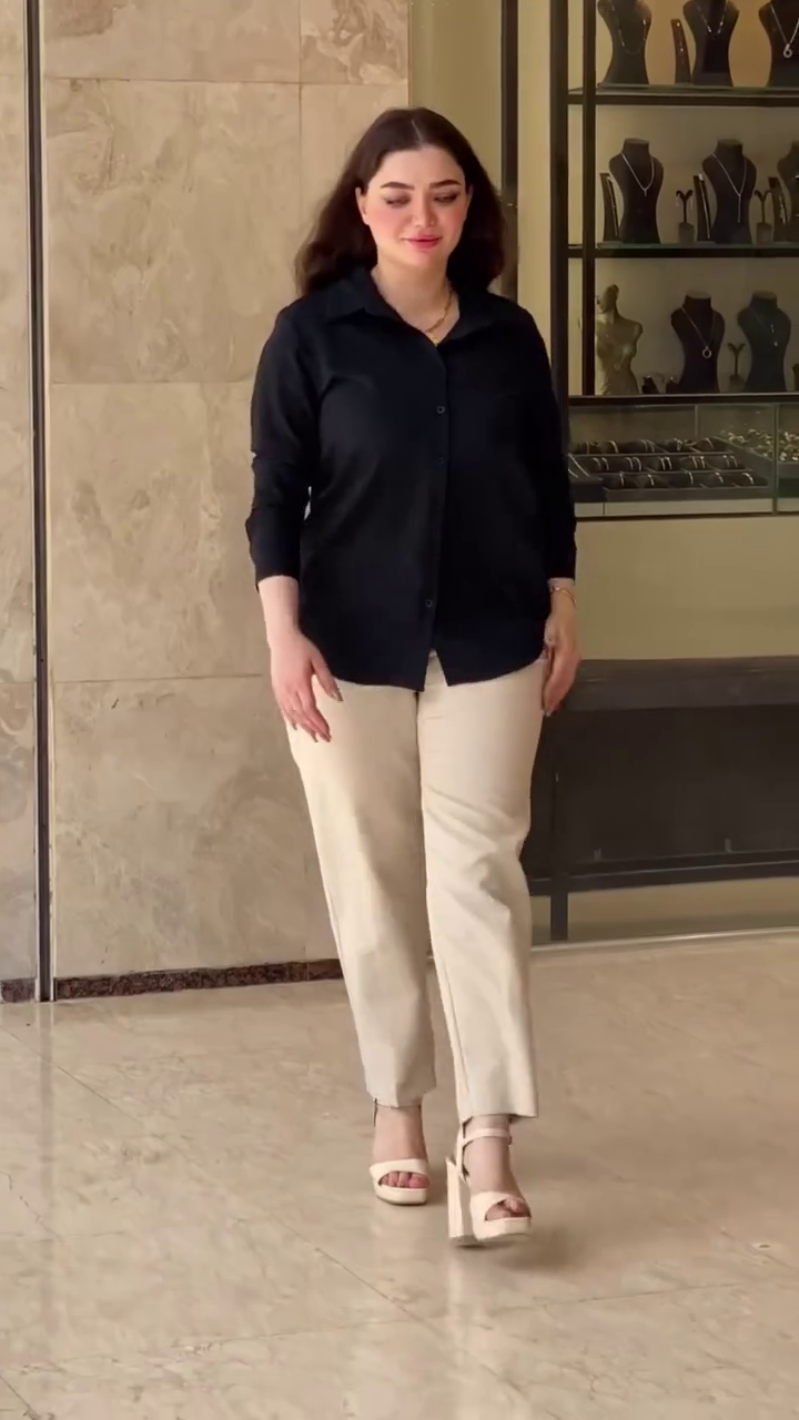 Effortless Chic: The Ultimate Oversized Button-Down Shirt - Image 2