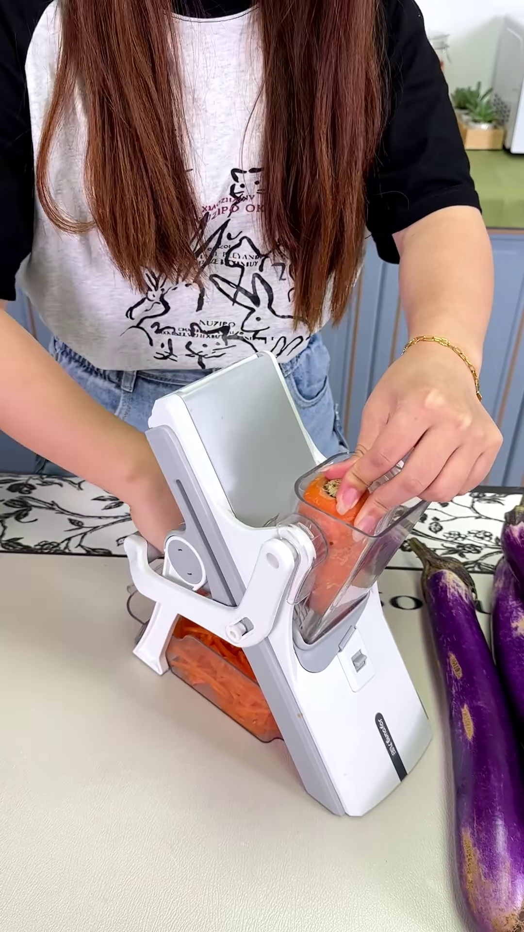 Safe Vertical Mandoline Vegetable Slicer with Container - Image 5