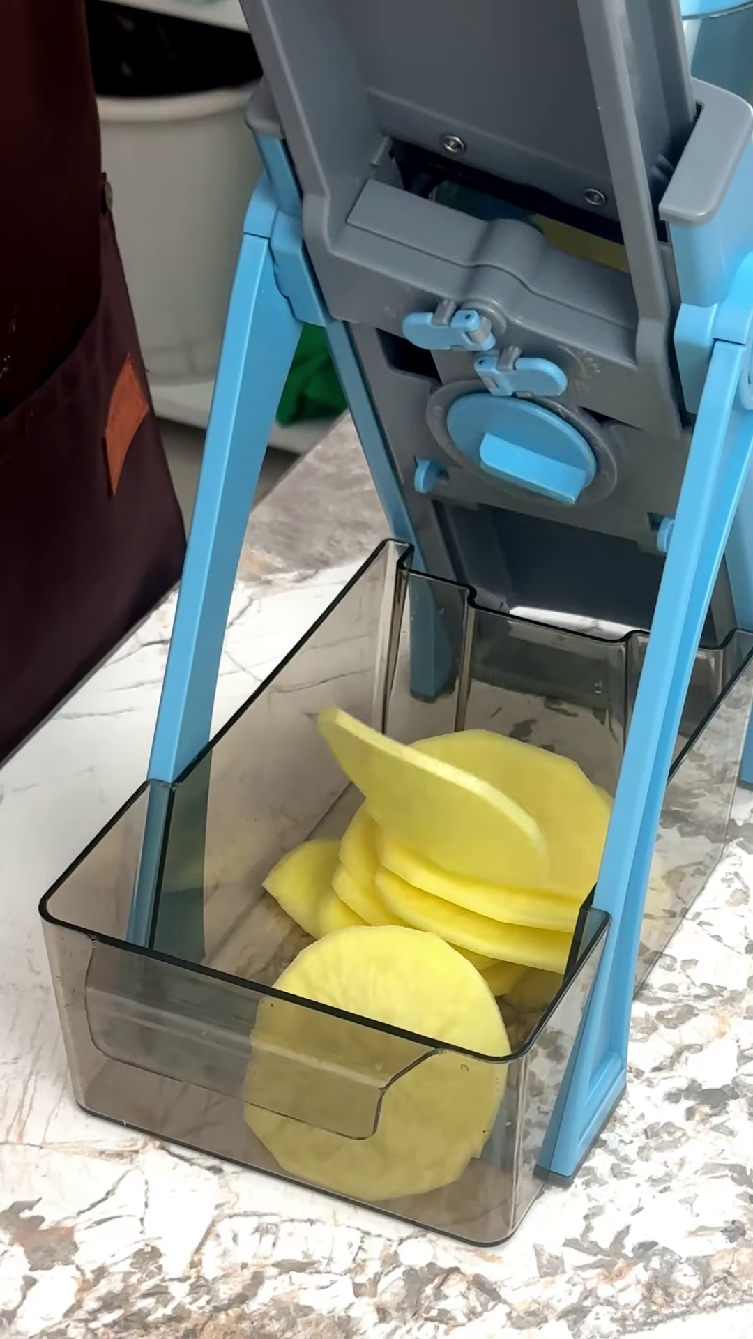 Safe Vertical Mandoline Vegetable Slicer with Container - Image 4